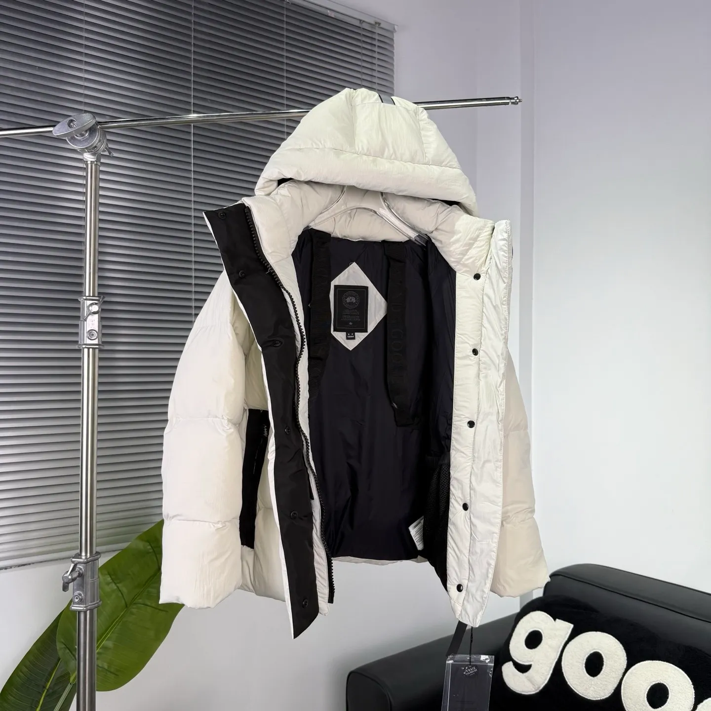 P800 Counter quality Highest quality 𝑪𝒂𝒏𝒂𝒅𝒂 𝑮𝒐𝒐𝒔𝒆Canada Goose Black Label Street Sewing Logo Short Down Jacket/Ouyang Nana Generation Unisex Product Color: Black, White 𝗦𝗶𝘇𝗲: 𝗫𝗦 𝗦 𝗠 𝗟 𝗫𝗟 𝗫𝗫𝗟